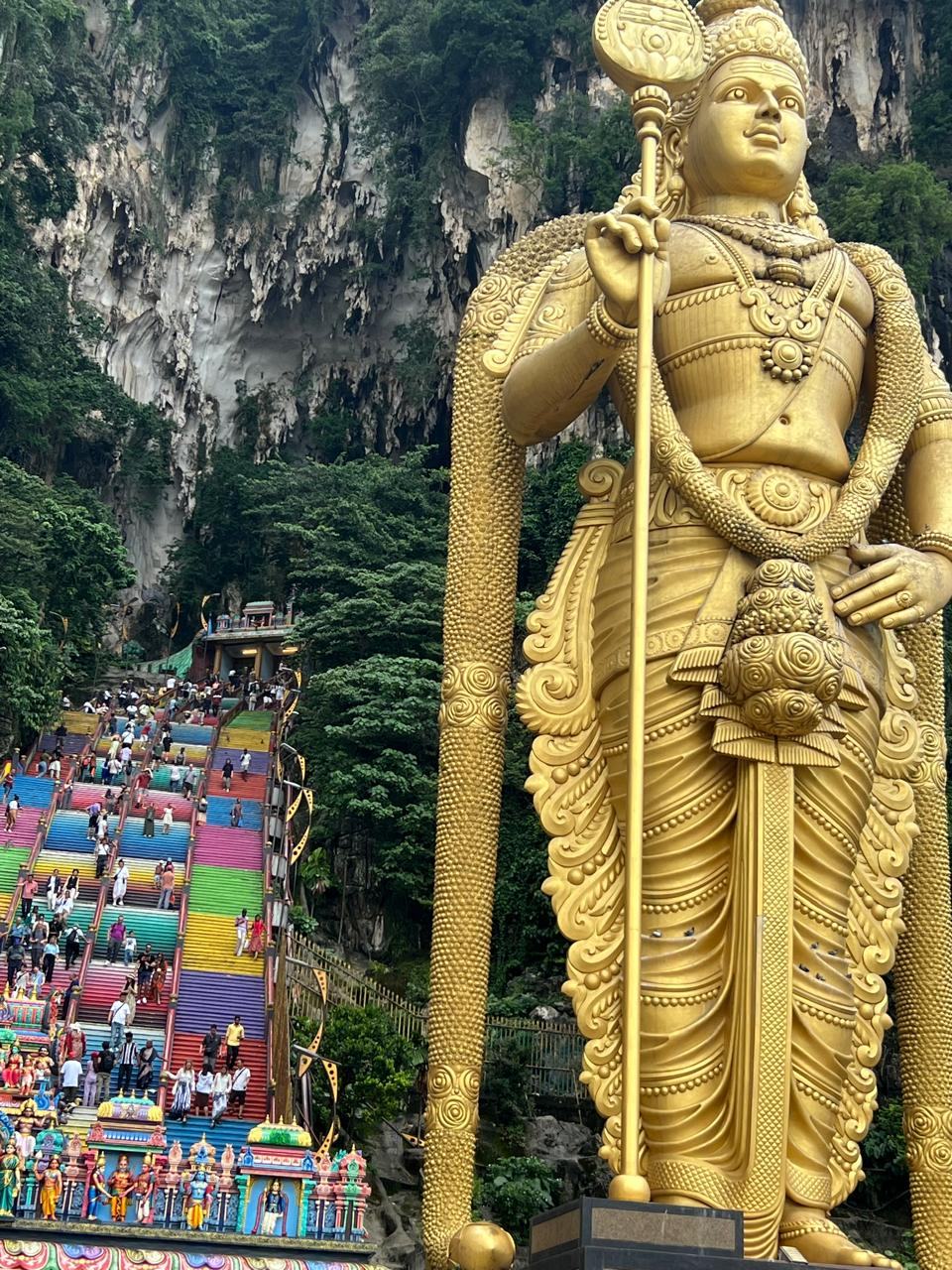 Estátua dourada e escadaria colorida das Batu Caves