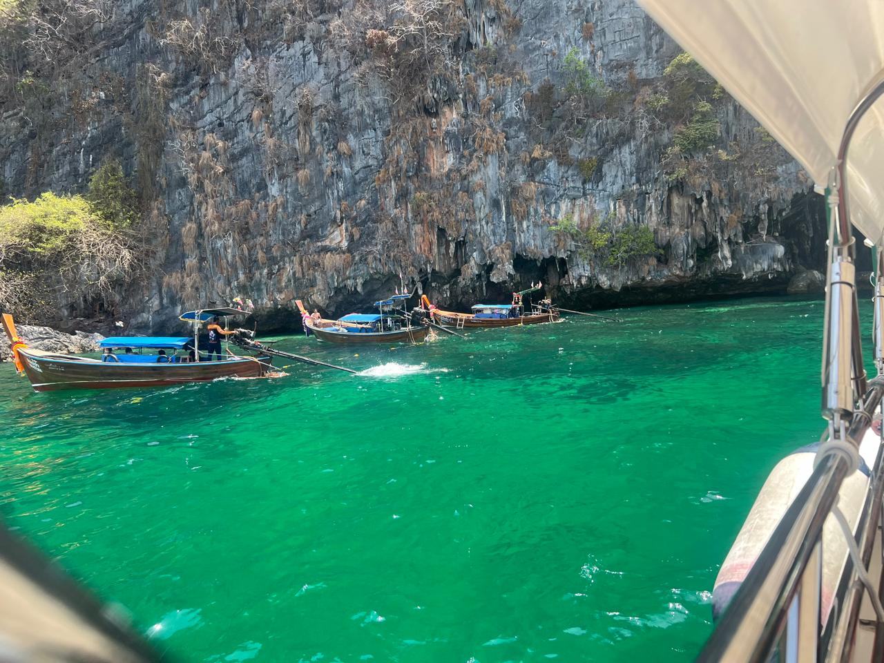 Barcos de cauda longa em água verde-esmeralda nas ilhas Phi Phi