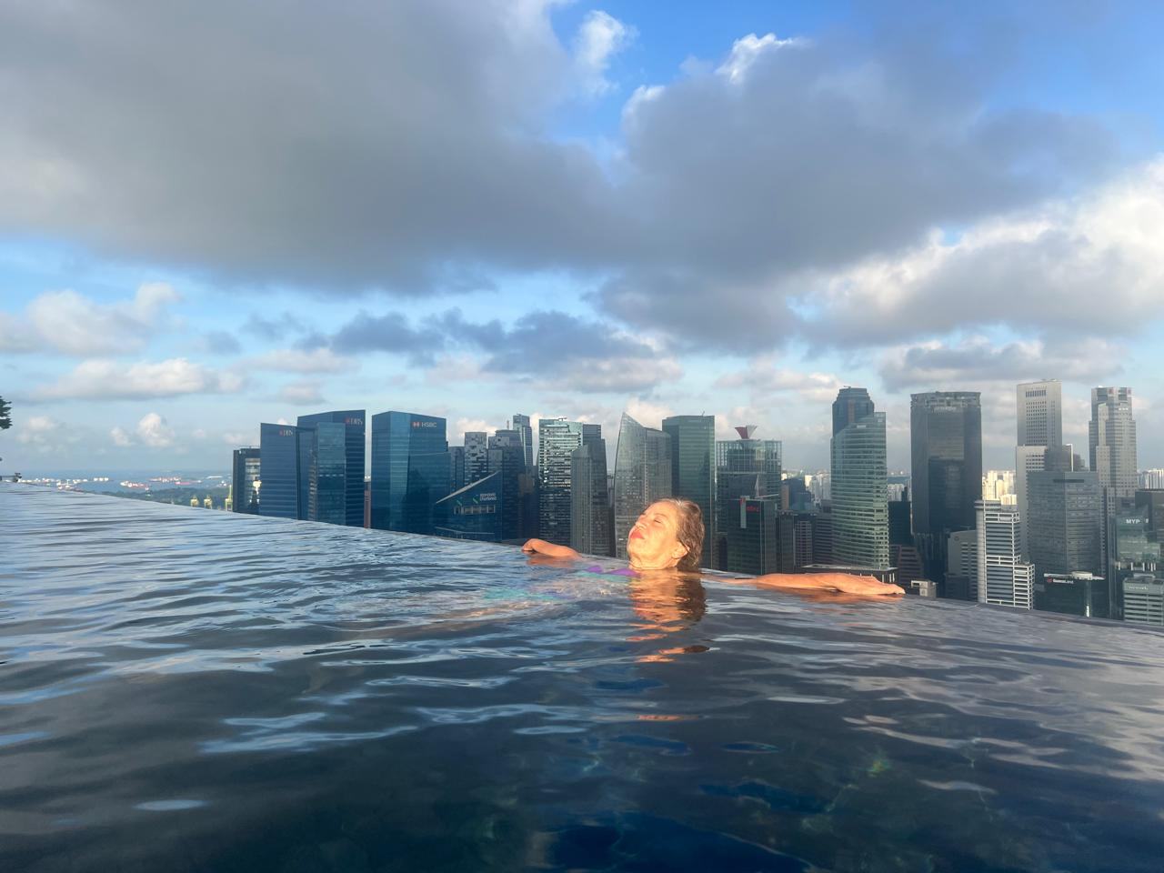 Piscina de borda infinita sobre os prédios de Singapura