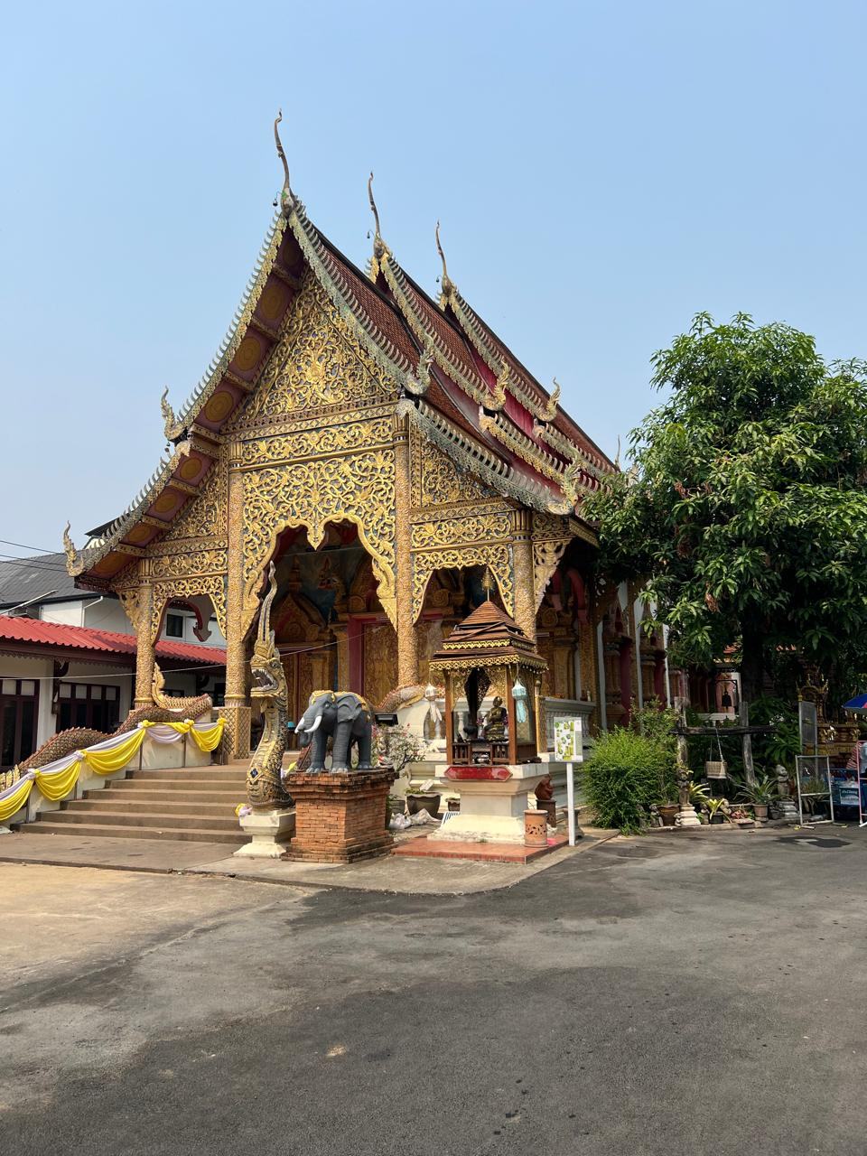 Templo dourado com telhados ornamentados no norte da Tailândia