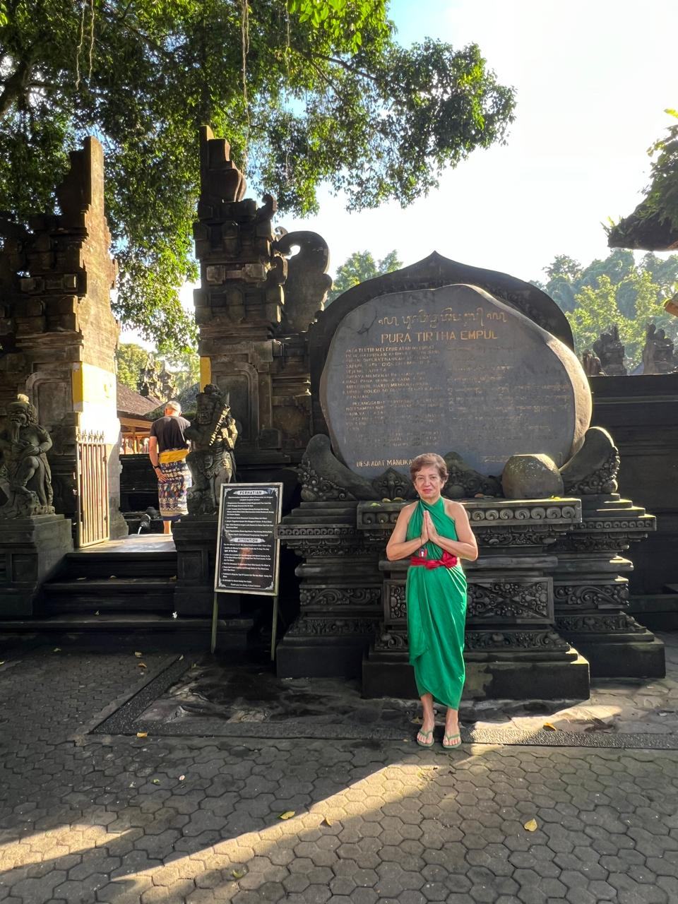 Graça em prece no templo Pura Tirta Empul, em Bali